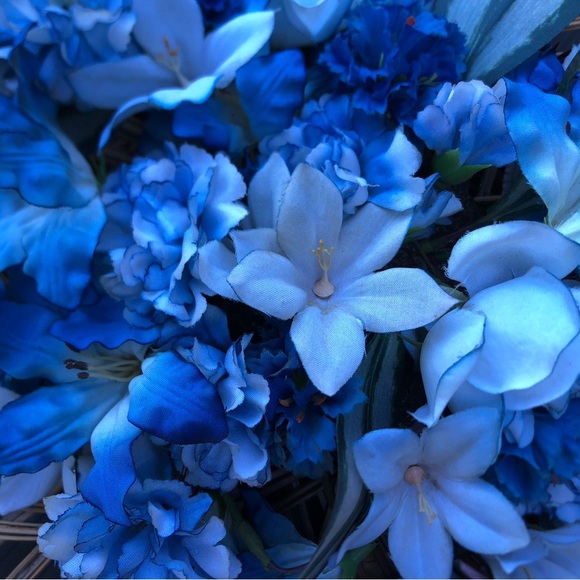 Vtg Woven Wall Decor with Blue Faux Florals - Picture 7 of 9